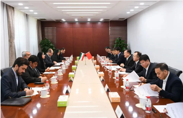 倪虹会见伊朗道路与城市发展部部长萨德格