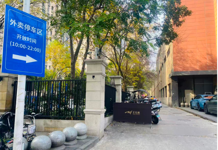 郑州：为外卖快递小哥打造&ldquo;暖心港湾&rdquo;